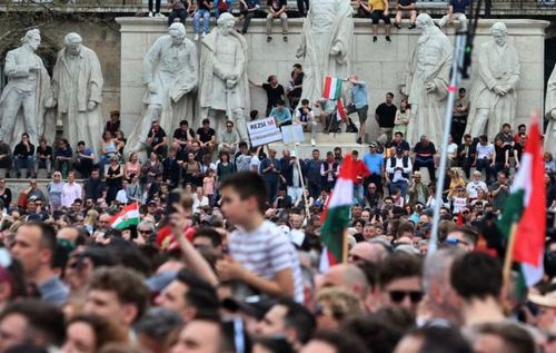 Справа в корупції: багатотисячний протест у Будапешті вимагав відставки Орбана